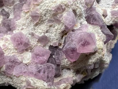 null Remarquable fluorite rose avec fantômes : octaèdres violets à l'intérieur, roses

à...