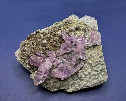 null Quartz amethyst: range (10 x 6 cm) of gemmy bipyramid crystals, purple to clear...