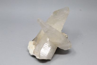 null Quartz "dagger" : two translucent crystals (18 and 14 cm) (1984)

Corintos,...