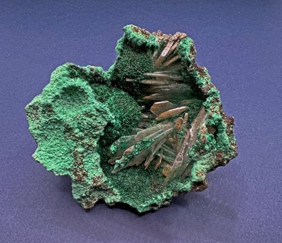 null Malachite, baryte : petite géode plate avec tablettes de baryte translucides...