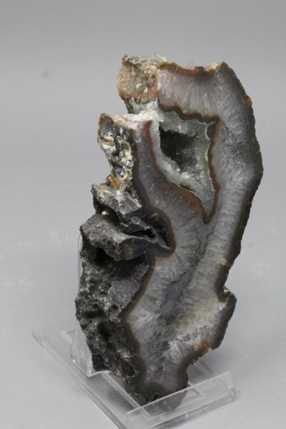 null Agate: original crystallization with small quartz geode, polished face Probably...