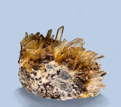 null Quartz, siderite: finished hyaline prisms (4 cm) and brown rhombohedrons of...
