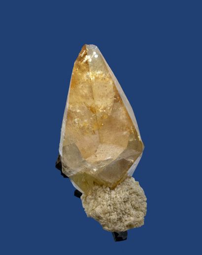 null Calcite, baryte, blende: amber yellow and transparent biterminated scalenohedron,...