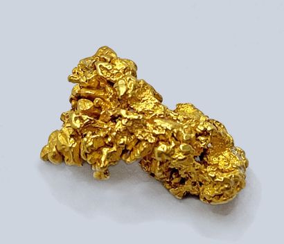 null Native gold: 15.8 g brilliant rhomboidal nugget 

Alaska, USA (1987) 

Dimensions...