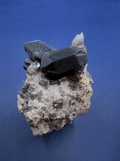 null Smoky quartz with morion: bipyramid crystals (5 cm) morion (black), well 

on...