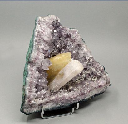 null Amethysted quartz: part of geode with amethysted points (2 cm), crystal of 

milky...