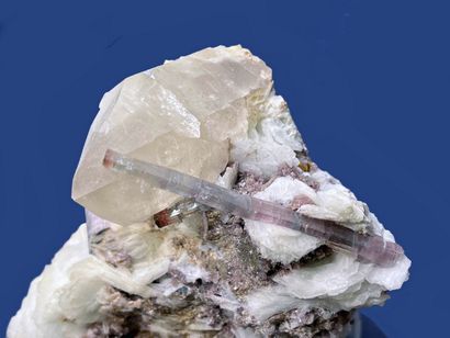 null Polychrome tourmaline, quartz, cleavelandite, lepidolite: biterminated prism...
