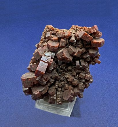 null Vanadinite : cristaux hexganaux brun rouge (jusqu'à 15 mm) 

Mibladen, Maroc...
