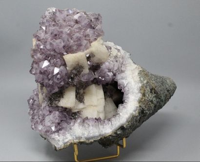 null Amethyst quartz, calcite: points in a geode up to 25 mm; pale yellow calcite...