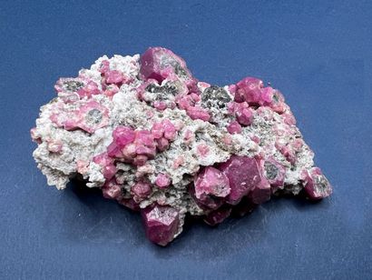 null Red garnets, grossular: pink to dark red crystals (up to 20 mm) and black heart,...