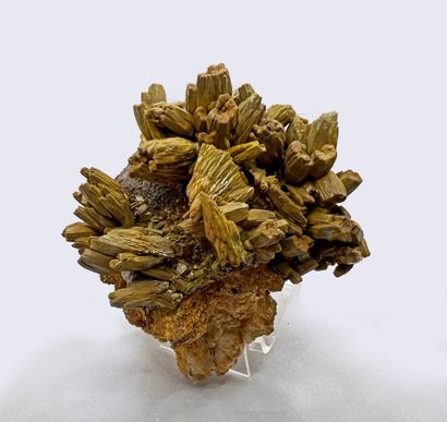 null Remarkable pyromorphite (old collection): beautiful green-brown hexagonal barrels...