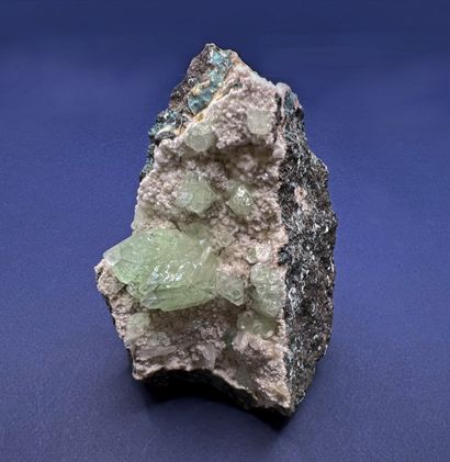 null Apophyllite, stilbite : cristaux tétragonaux terminés verts (40 mm), stilbite...