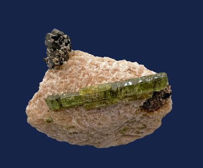 null Very beautiful apatite, phlogopite, calcite: main prism finished gem 9.5

cm...