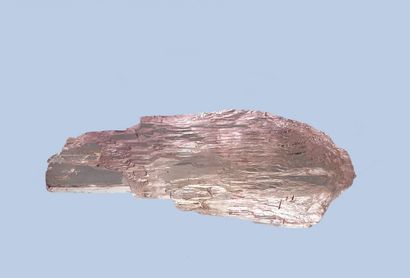 null Kunzite: beautiful free eroded pink crystal (yellow reflection), gem and brilliant...