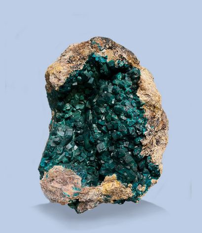 Dioptase: exceptional geode of green cm crystals...