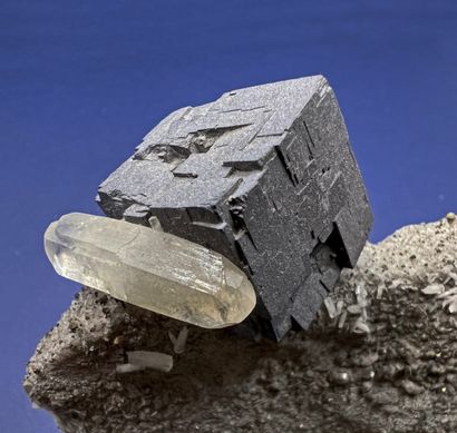 null Elégante galène : cube isolé (25 mm arête) perché sur gangue; cristaux biterminés...