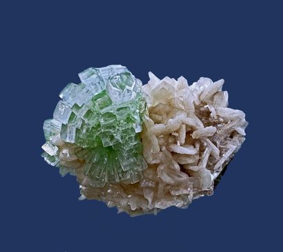 null 
Fluorapophyllite verte, stilbite : "discoball" (6 cm) sur stilbite blanc nacré...