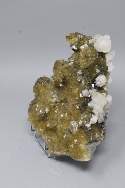 null Fluorite en cubes (cm) miels et calcite "chapeautés" en tête de clou (50 mm)...