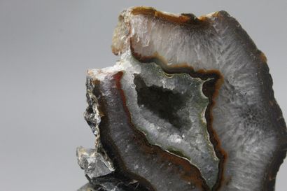 null Agate : cristallisation originale avec petite géode de quartz, face polie Probablement...