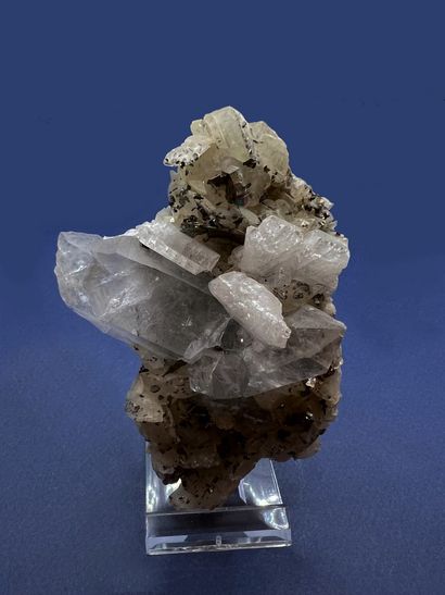 null 
Association pyrrhotite, quartz, sidérite, albite : cristaux pyrhotite irisés...