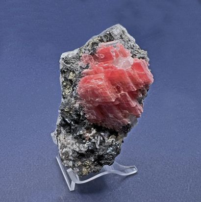 null Rhodocrosite, quartz, blende, pyrite: dark pink rombohedron (50 x 40 x 30 mm),

quartz...