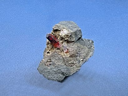 null Rare rhodocrosite : elongated crystal isolated blood red gem (12 mm) on 

manganite...