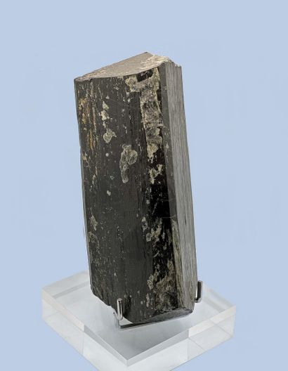 null Tourmaline, var. schorl: exceptional almost perfect prism, bi-terminated in...