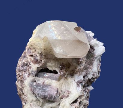 null Polychrome tourmaline, quartz, cleavelandite, lepidolite: biterminated prism...