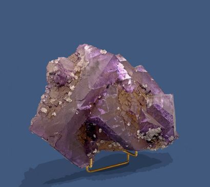 null Exceptional mauve fluorite in large cubes (15 x 10 x 6 cm), clear calcite (...