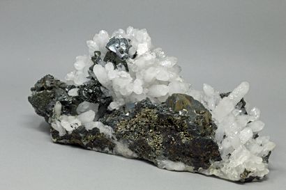 null Tétraédrite (cristaux 20 mm), sur hérisson de quartz laiteux beiges (45 mm),...