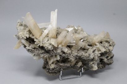 null Satin gypsum: pale yellow crystals in "spearhead" (up to 7 cm) 

Agrigento,...
