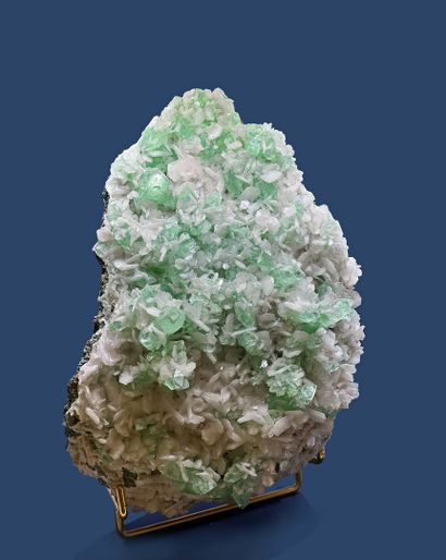 null Green apophylite: bipyramid crystals (3 cm) on white stilbite (1983)

Poona,...