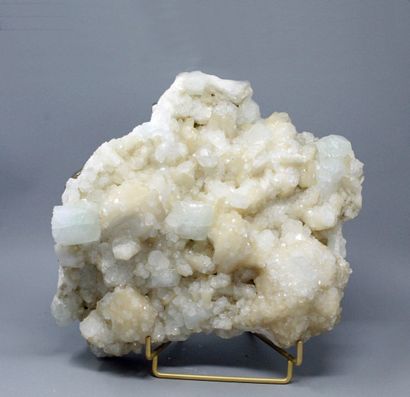 null Apophylite : cristaux vert pale (3cm), stibilite blanche à jaune clair (1983)

Poona,...