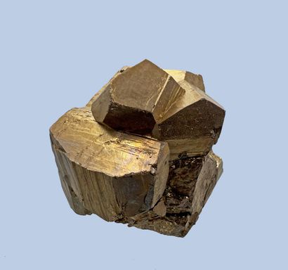 null Pyrite : groupe de pento-dodécaèdres imbriqués brillants 

Italie 

Dimensions...