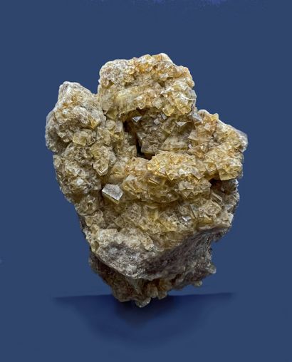 null Fluorite : yellow cubic aggregates 

Nièvre 

Dimensions : 14 x 8 x 8 cm. -...