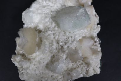 null Apophyllite : gros cristaux tétragonaux (40mm), stilbite blanc nacré (35 mm)...