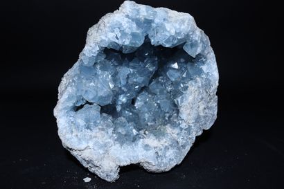 null Celestine (géode) : cristaux bleus (jusqu'à 4cm) au fond d'une géode Majunga,...