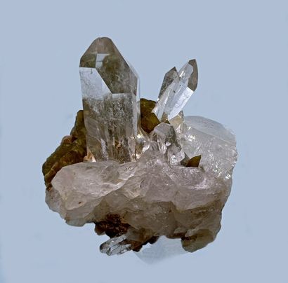 null Belle association quartz, sidérite : deux prismes principaux limpides (8 et...