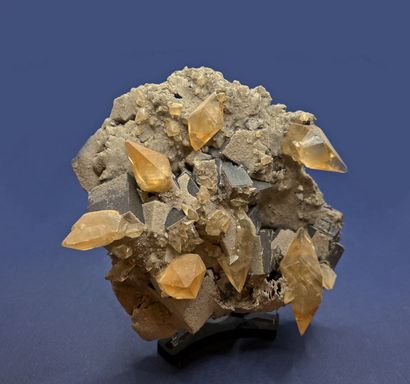null Original association calcite, fluorite, galena : 7 main scalenohedrons (6 cm)...