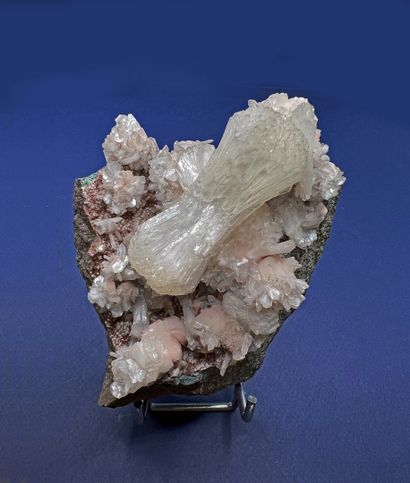 null Stilbite : cristal principal blanc nacré en "noeud papillon", sur cristaux blancs...