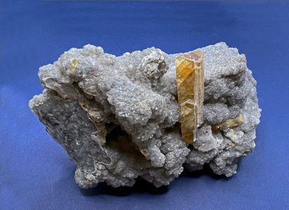 null Baryte: honey yellow "coffins" (up to 55mm) of baryte on quartz crystallization...