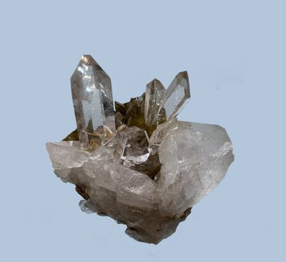 null Belle association quartz, sidérite : deux prismes principaux limpides (8 et...