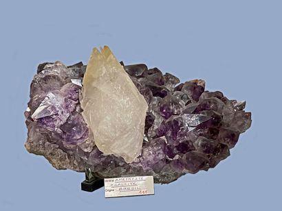 null Amethyst quartz, calcite: amethyst tips up to 4 cm, yellow calcite scalenohedron...