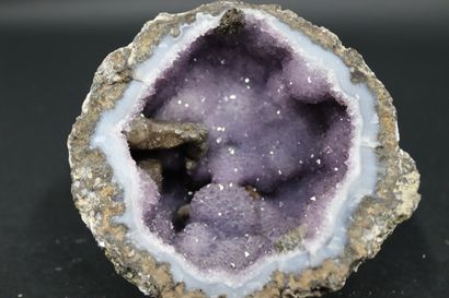 null Quartz, calcite: complete geode, "body" and "cap", quartz mamelons 

amethyst...