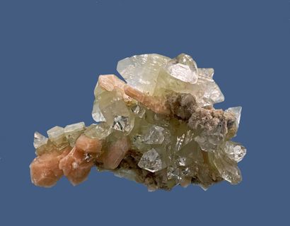 null Apophyllite, stilbite: clear transparent rods (6 cm), cubic crystals

of same...