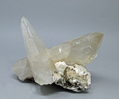 null Quartz "poignard" : deux cristaux translucides accolés ( 18 et 14 cm) (1984)

Corintos,...