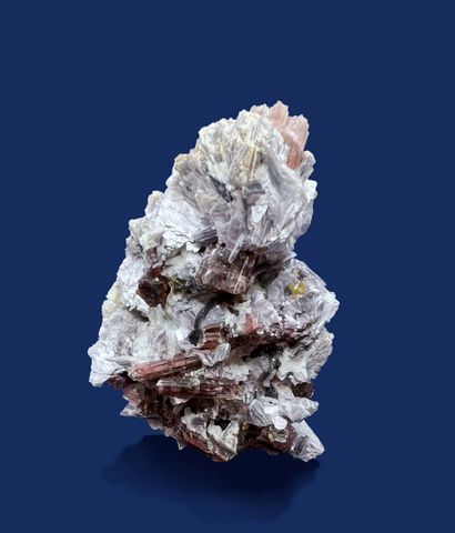 null Tourmaline, var. rubellite, lépidolite, microlite, quartz. Rubellite avec deux

générations...