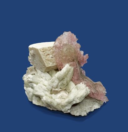 Exceptional association of rose quartz, smoky...