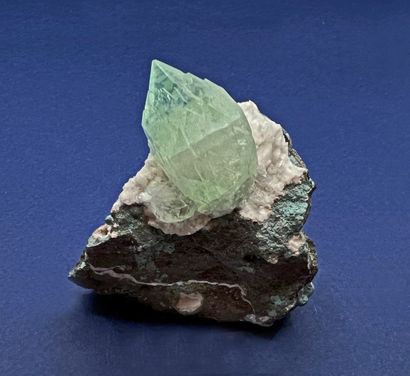 null Green apophyllite: single crystal in point (30 mm) isolated on gangue 

Poona,...