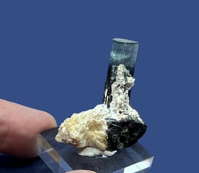 null Tourmaline polychrome, albite : 3 cristaux polychromes (vert foncé, vert clair,...